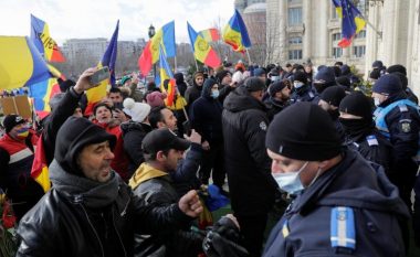 Kundërshtime të mëdha në Bukuresht, protestuesit sulmuan parlamentin
