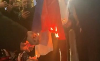 Djegia e flamurit serb gjatë protestës në Tiranë, arrestohen tre persona