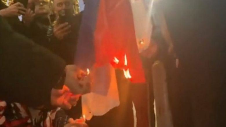 Djegia e flamurit serb gjatë protestës në Tiranë, arrestohen tre persona