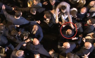 Kandidati për president të Francës gjatë një tubimi kapet dhunshëm për qafe nga një burrë, intervenon sigurimi