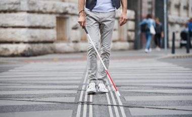 Me vite “aktroi” se është i verbër, duke përfituar shuma të majme nga shteti – italiani kapet duke vozitur skuter
