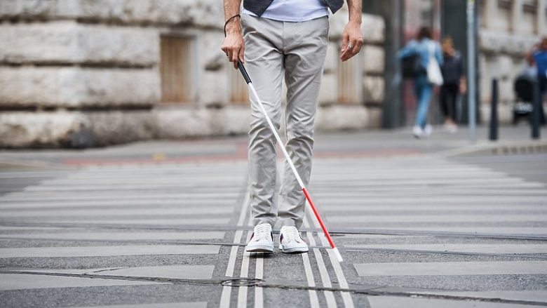 Me vite “aktroi” se është i verbër, duke përfituar shuma të majme nga shteti – italiani kapet duke vozitur skuter