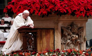 Mesazhi i Krishtlindjeve, Papa Françesku: Vështroni përtej shkëlqimit të dritave, kujtoni të varfërit