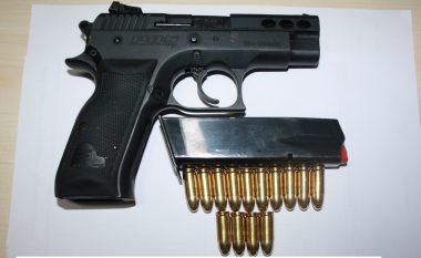 Arrestohen dy persona në Pejë, në veturë iu gjetën dy pistoleta dhe municion