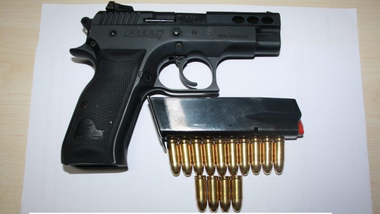 Arrestohen dy persona në Pejë, në veturë iu gjetën dy pistoleta dhe municion