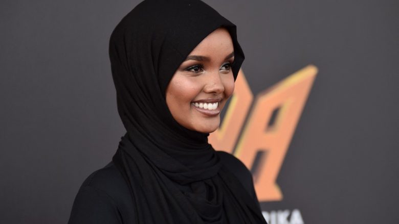 Modelja e parë me mbulesë, Halima Aden, i rikthehet modës