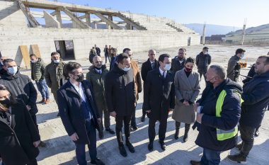 Kryeministri Kurti vizitoi punimet në ndërtimin e Palestrës Sportive në Zhegër