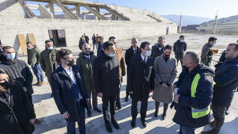 Kryeministri Kurti vizitoi punimet në ndërtimin e Palestrës Sportive në Zhegër