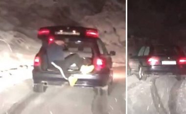 Vetura BMW fillon të rrëshqasë në rrugën me borë, kështu që futën një burrë në bagazh