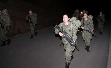 Pamje nga stërvitjet e kadetëve të FSK-së gjatë natës