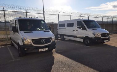 Ambasada e Holandës i dhuron SHKK-së dy automjete për transport të të burgosurve
