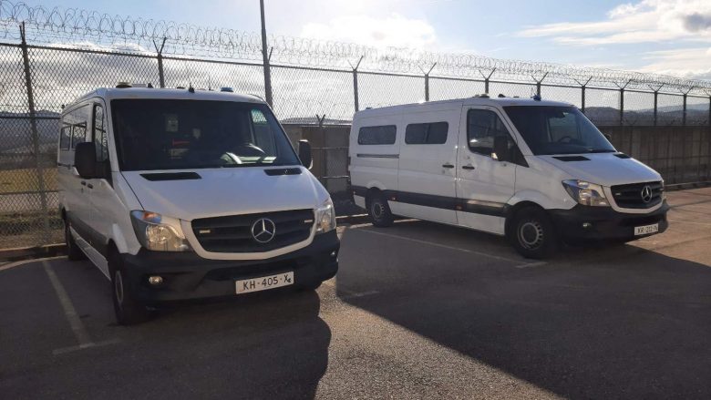Ambasada e Holandës i dhuron SHKK-së dy automjete për transport të të burgosurve