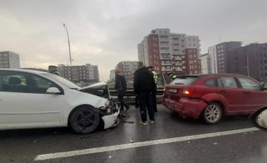 Aksident mes tri veturave në Veternik