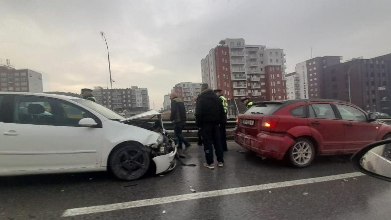 Aksident mes tri veturave në Veternik