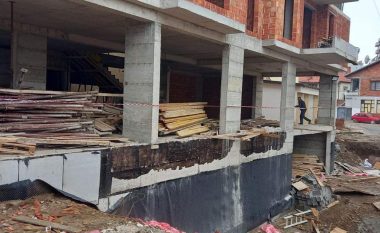 Inspektorët komunal ndalojnë punimet në ndërtimin e një objekti afarist banesor në Mitrovicë