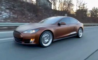 Tesla Model S pajiset me një motor V8, vetëm për të nxjerr tingull të ‘vërtetë’ nga kjo veturë