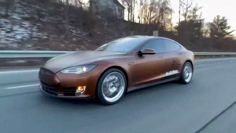 Tesla Model S pajiset me një motor V8, vetëm për të nxjerr tingull të ‘vërtetë’ nga kjo veturë
