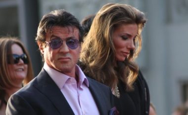 Të gjithë e njohim aktorin Sylvester Stallone, dhe ja si duket gruaja e tij 22 vjeç më e re