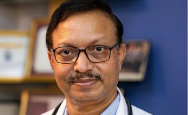 Mjeku indian i cili kreu 37 mijë intervenime kirurgjike pa pagesë tek fëmijët, ua riktheu shpresën për një jetë më të mirë