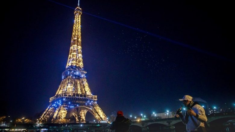 Parisi anuloi festimet e Vitit të Ri