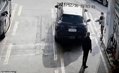 Një burrë në Kinë i vuri flakën veturës Porsche Cayenne gjatë furnizimit me karburant, ndërsa një grua ishte ende brenda saj