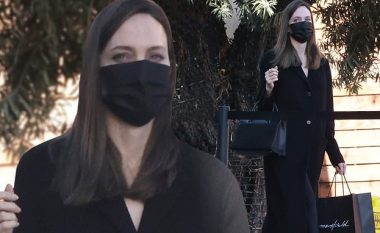 Angelina Jolie duket elegante e veshur në të zeza, derisa bëri blerjet për festën e Krishtlindjeve