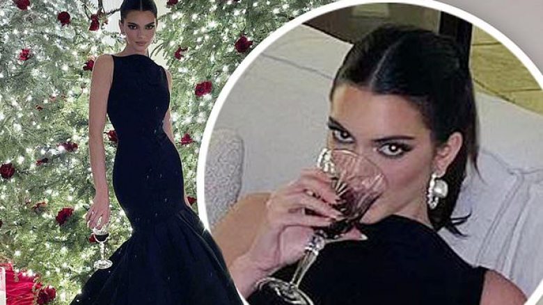 Kendall Jenner shfaqet ekstavagante dhe plot sharm nga festa e Krishtlindjeve