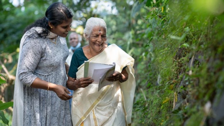 Rrëfimi interesant i gruas indiane, e cila në moshën 104 vjeçe përmbushi ëndrrën për të mësuar të lexojë