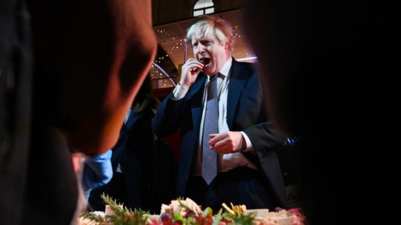Boris Johnson pritet të hetohet – shkoi në festa gjatë bllokimit total në Britani