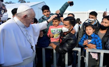 Papa Françesku kritikon Evropën për krizën e emigrantëve