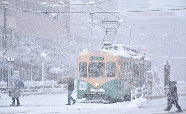 Nga bllokimi i trafikut tek anulimi i fluturimeve – bora e madhe shkakton kaos udhëtimesh dhe të energjisë elektrike në Japoni