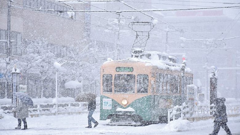 Nga bllokimi i trafikut tek anulimi i fluturimeve – bora e madhe shkakton kaos udhëtimesh dhe të energjisë elektrike në Japoni
