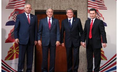 “Burg, arratisje dhe non-grata, fati i “zi” i tre ish-kryeministrave në një foto me ish-presidentin George Bush