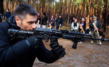 Ukrainasit regjistrohen për stërvitje ushtarake ndërsa tensionet me Rusinë po rriten