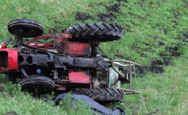 Traktori bie në kanal, humb jetën 55-vjeçari – plagoset vajza 10 vjeçare