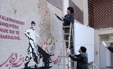 Artistët afganë falënderojnë Shqipërinë për mikpritjen me anë të muralit në Tiranë