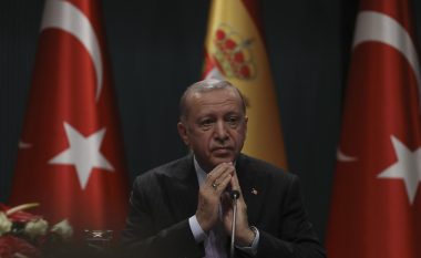 Erdogan "gjen" fajtorin e krizës ekonomike - shkarkon ministrin turk të financave