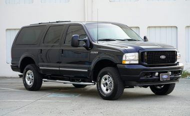 Dikush besoi se ky Ford i vitit 2003 vlen 100,000 dollarë – kështu që e bleu atë