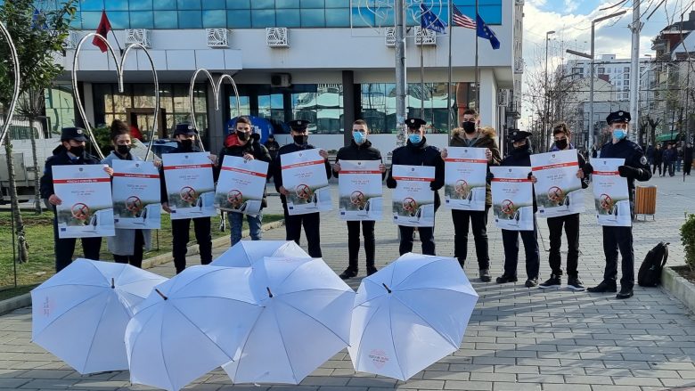 “Festo me zemër, jo me armë”, policia në Ferizaj me fushatë vetëdijësuese