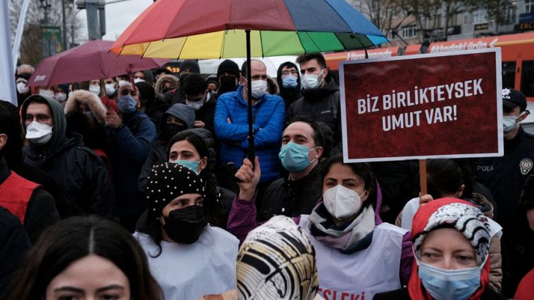 Protesta të mëdha të sektorit shëndetësor në Turqi – kërkohet dorëheqja e qeverisë turke