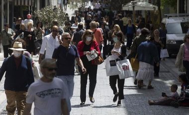 Greqia lehtëson kërkesat për hyrjen e turistëve pas kritikave të BE-së