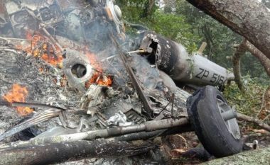 Shefi i ushtrisë në Indi dhe 12 persona të tjerë humbin jetën pas përplasjes së helikopterit
