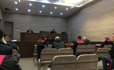 Dështon gjykimi ndaj 15 të akuzuarve për mashtrim me viza në rastin “Ukë Rugova 2”