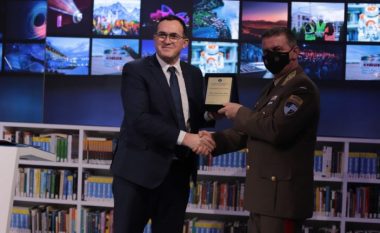 UBT nderon kontributin e KFOR-it në Kosovë me çmimin “Excellence Leadership Award”