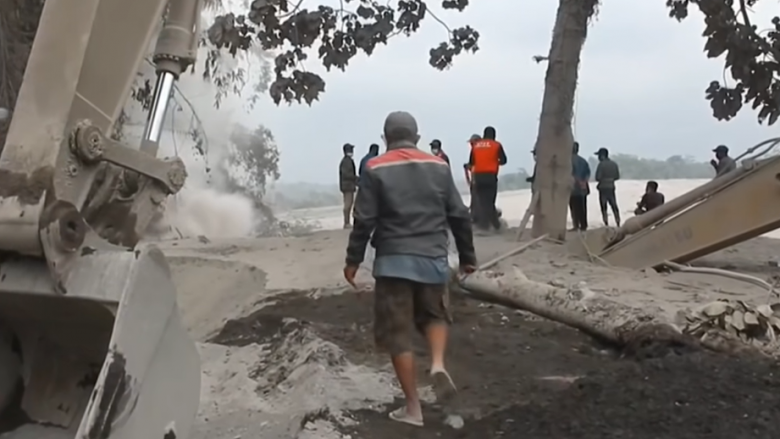 Shkon në 22 numri i viktimave nga shpërthimi i vullkanit në Indonezi