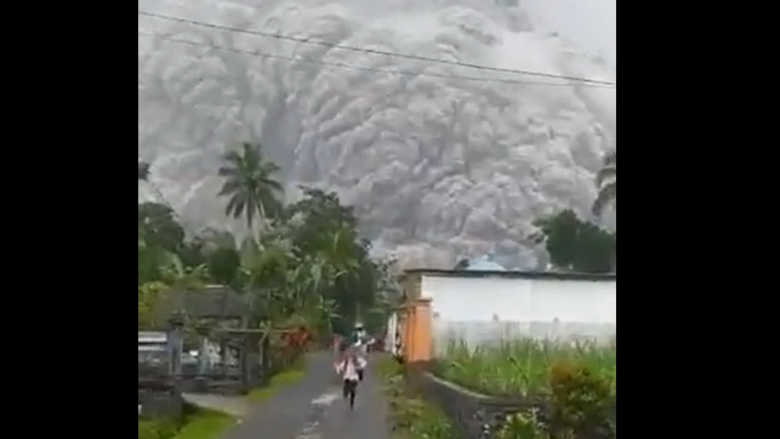 Një person humbi jetën dhe 41 pësuan djegie si pasojë e vullkanit që shpërtheu në Indonezi