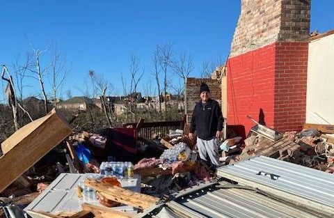 “Për herë të tretë, ne po ia fillojmë nga e para”: Rrëfimi i burrit që iku nga lufta në Bosnjë, të cilit tornado ia shkatërroi shtëpinë në SHBA