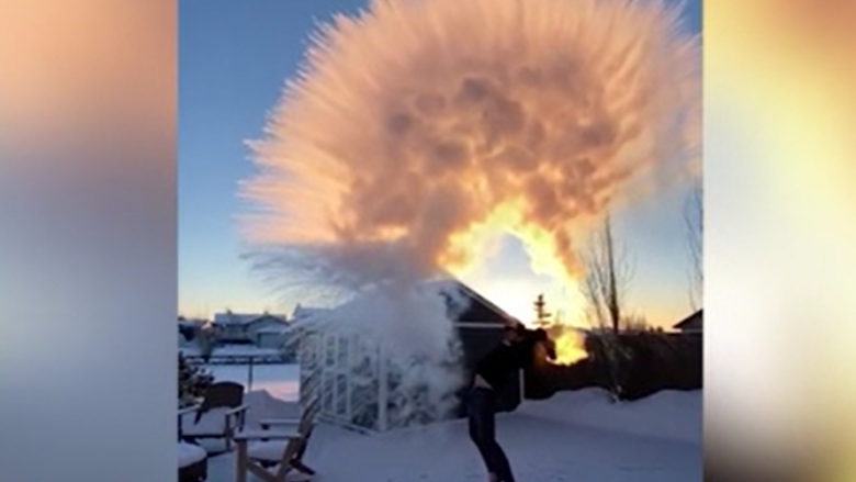 Momenti mahnitës kur uji përvëlues shndërrohet në një re akulli kur hidhet në ajër në temperatura nën zero