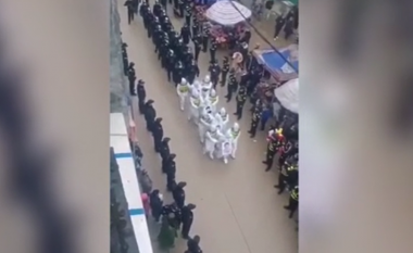 Shkelësit e masave anti-COVID në Kinë ‘turpërohen’ në publik, duke parakaluar rrugëve të një qyteti
