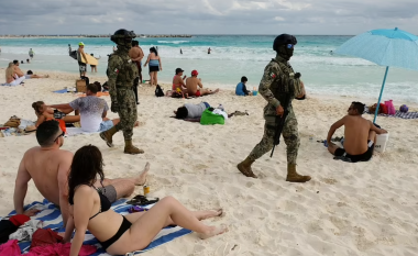 Ushtarët patrullojnë plazhin në Meksikë për shkak të dhunës nga kartelet